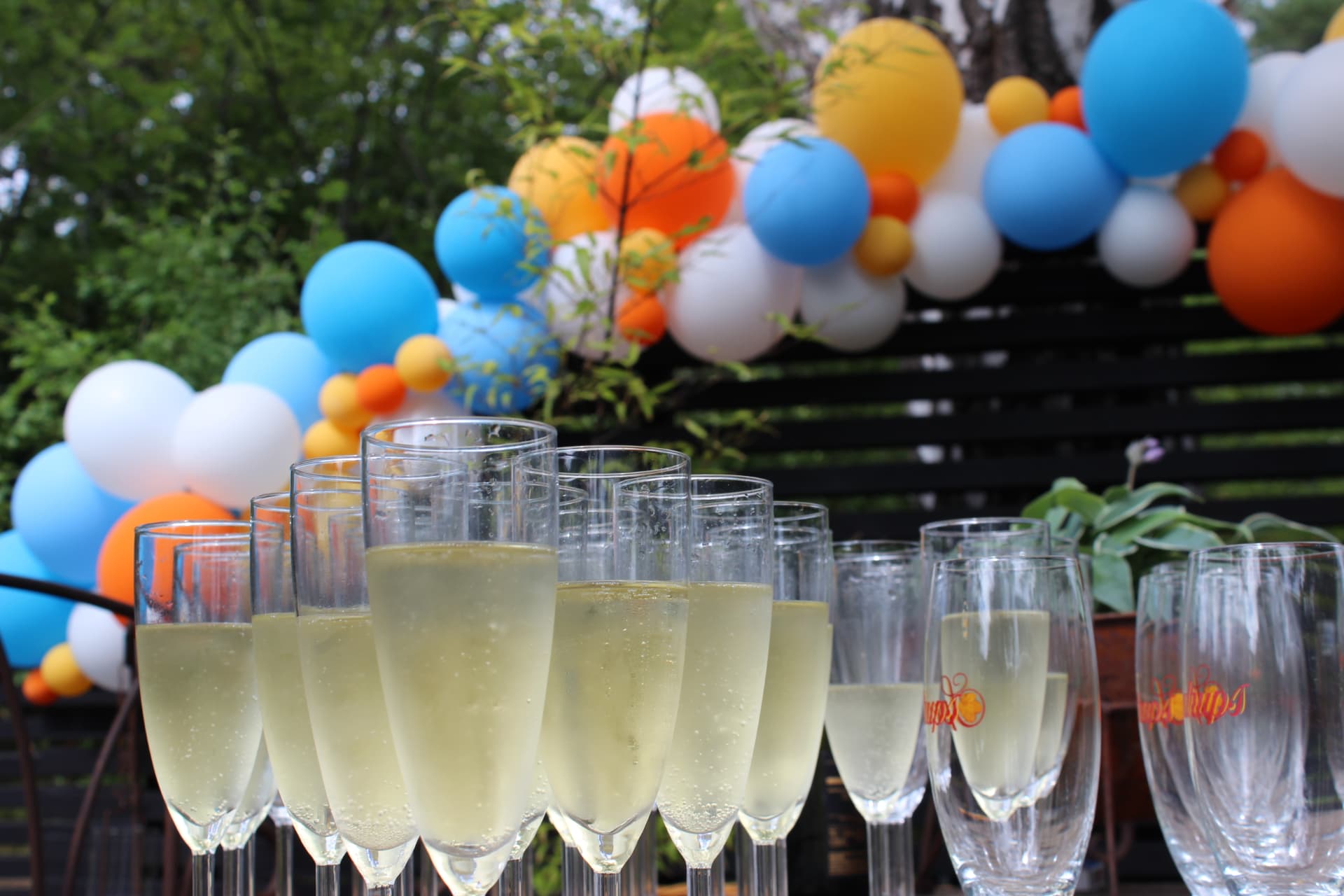 Festligt dukat bord med bubbel och ballonger