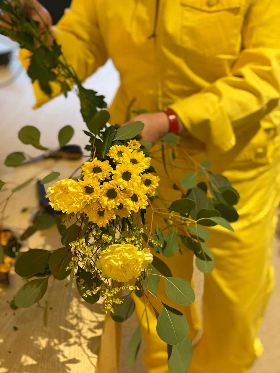 Deltagare som binder en blomsterbukett